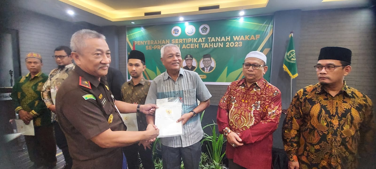 Kejati Aceh Serahkan 1.788 Sertifikat Tanah Wakaf