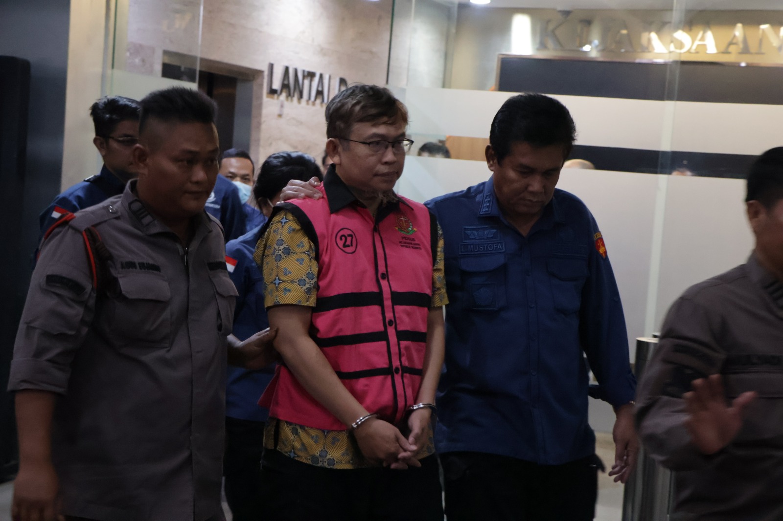 Tersangka Berinisial AHA, Ditahan Terkait Perkara  Dugaan Tindak Pidana Korupsi Penyalahgunaan Kewenangan  dalam Penjualan Logam Mulia di Butik Emas Logam Mulia  Surabaya 01 Antam