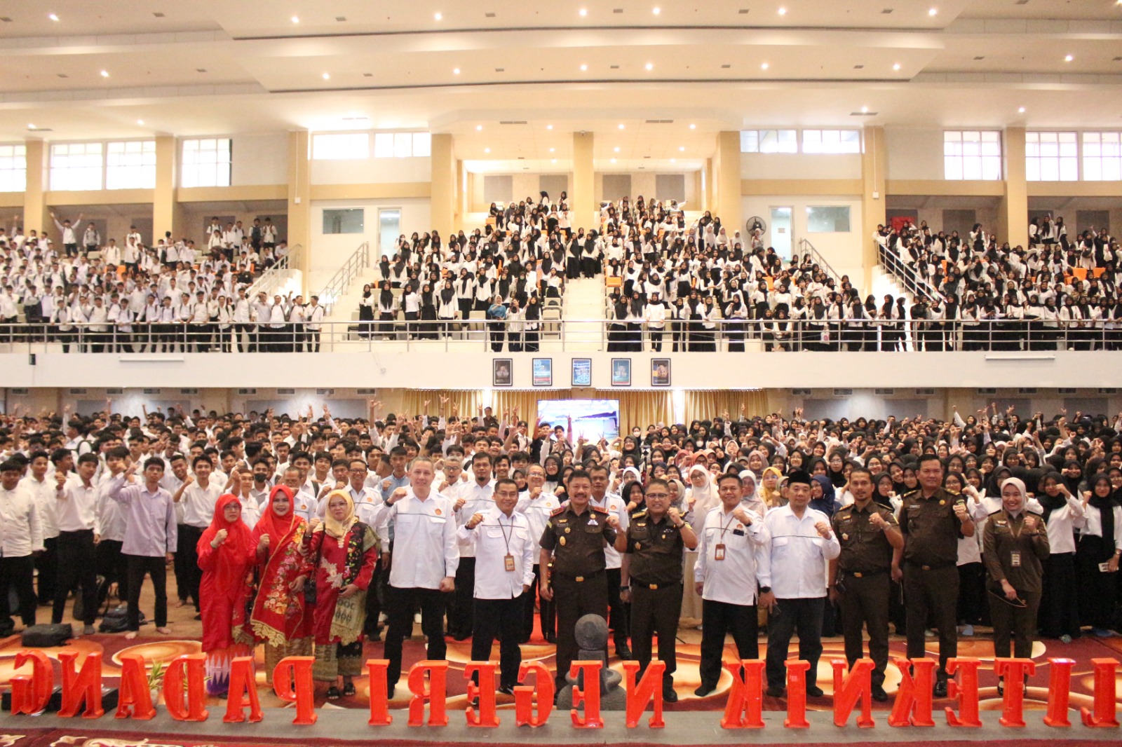 Kajati Sumbar Hadir sebagai Penerima Apel dan Narasumber pada kuliah umum di Politeknik Negeri Padang