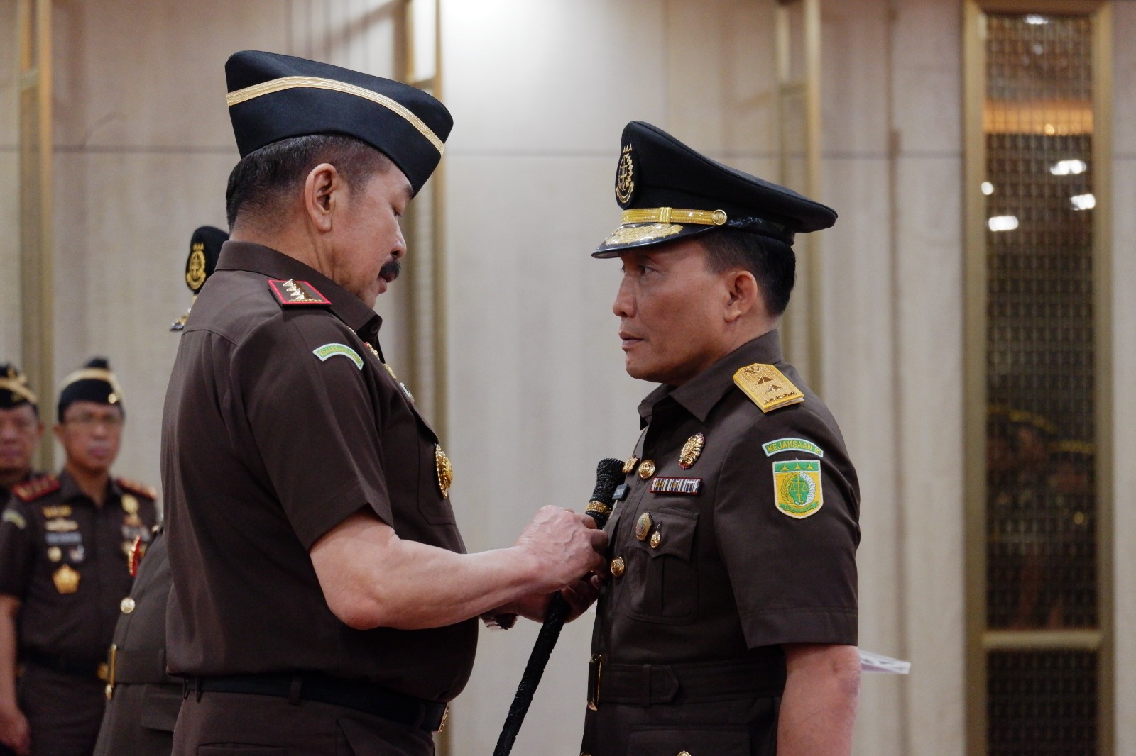 Jaksa Agung Melantik Dr. R. Narendra Jatna, S.H., LL.M. sebagai Staf Ahli Bidang Ekonomi, Sosial dan Budaya serta Leonard Eben Ezer Simanjuntak, S.H., M.H. sebagai Staf Ahli  Bidang Hubungan Antar Lembaga dan Kerja Sama Internasional