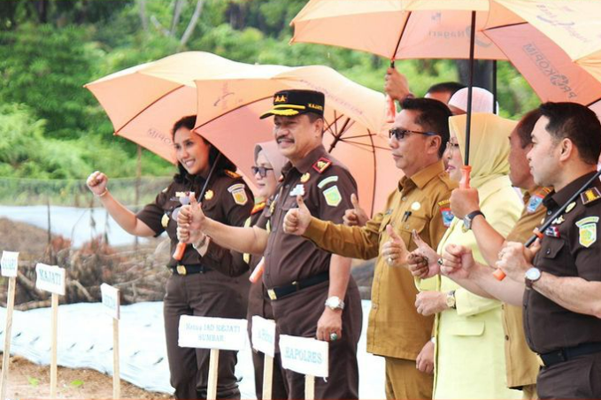 Kajati Sumbar Menghadiri Kegiatan Penanaman Cabe di Desa Sipora Jaya Kabupaten Mentawai