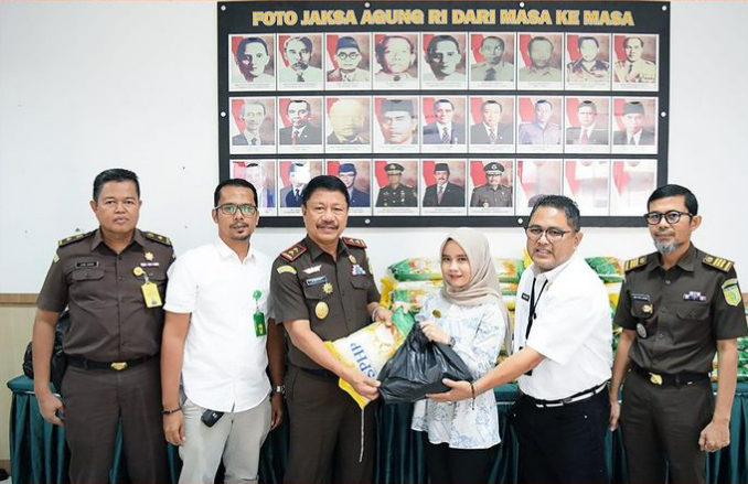 Kajati Sumbar beserta Jajaran memberikan bantuan Paket Sembako kepada Tenaga Honorer & Security pada Kejati Sumbar