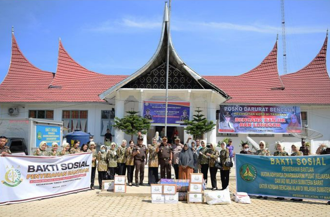 Bakti Sosial Kejati Sumbar Penyerahan bantuan kepada Korban Bencana Alam di Kabupaten Pesisir Selatan