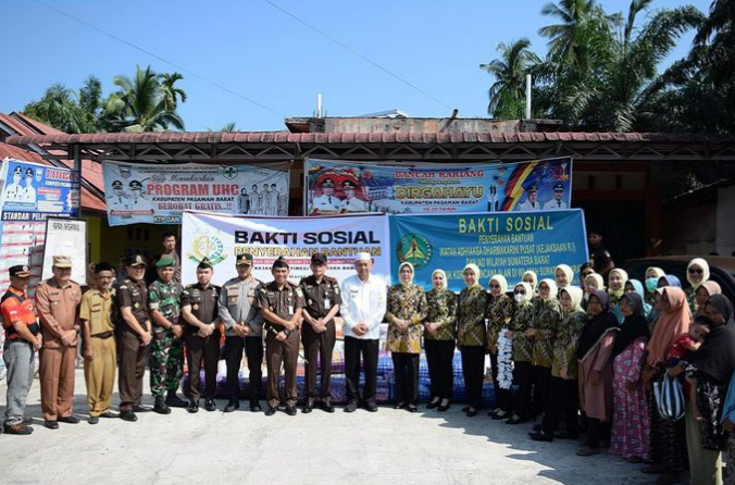 Bakti Sosial Kejati Sumbar Penyerahan bantuan kepada Korban Bencana Alam di Kabupaten Pasaman Barat