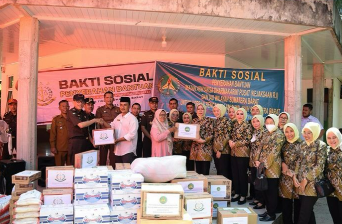 Bakti Sosial Kejati Sumbar Penyerahan Bantuan kepada Korban Bencana Alam di Kabupaten Padang Pariaman