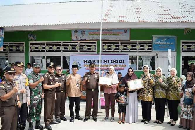 Bakti Sosial Kejati Sumbar Penyerahan bantuan kepada Korban Bencana Alam di Kel.Banuaran Nan XX, Kec Lubuk Begalung, Kota Padang