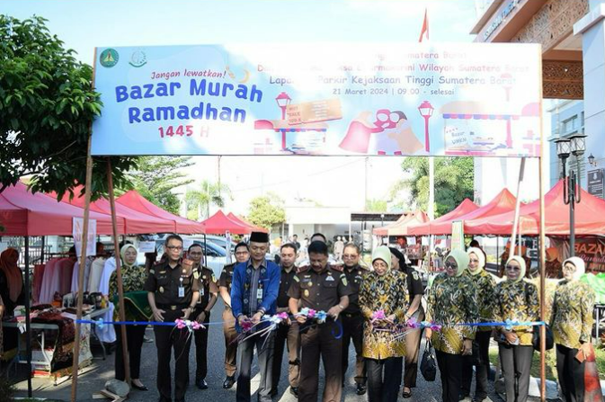 Bazar Murah Ramadhan 1445 H | Kejaksaan Tinggi Sumbar dan Ikatan Adhyaksa Dharmakarini Wilayah Sumbar