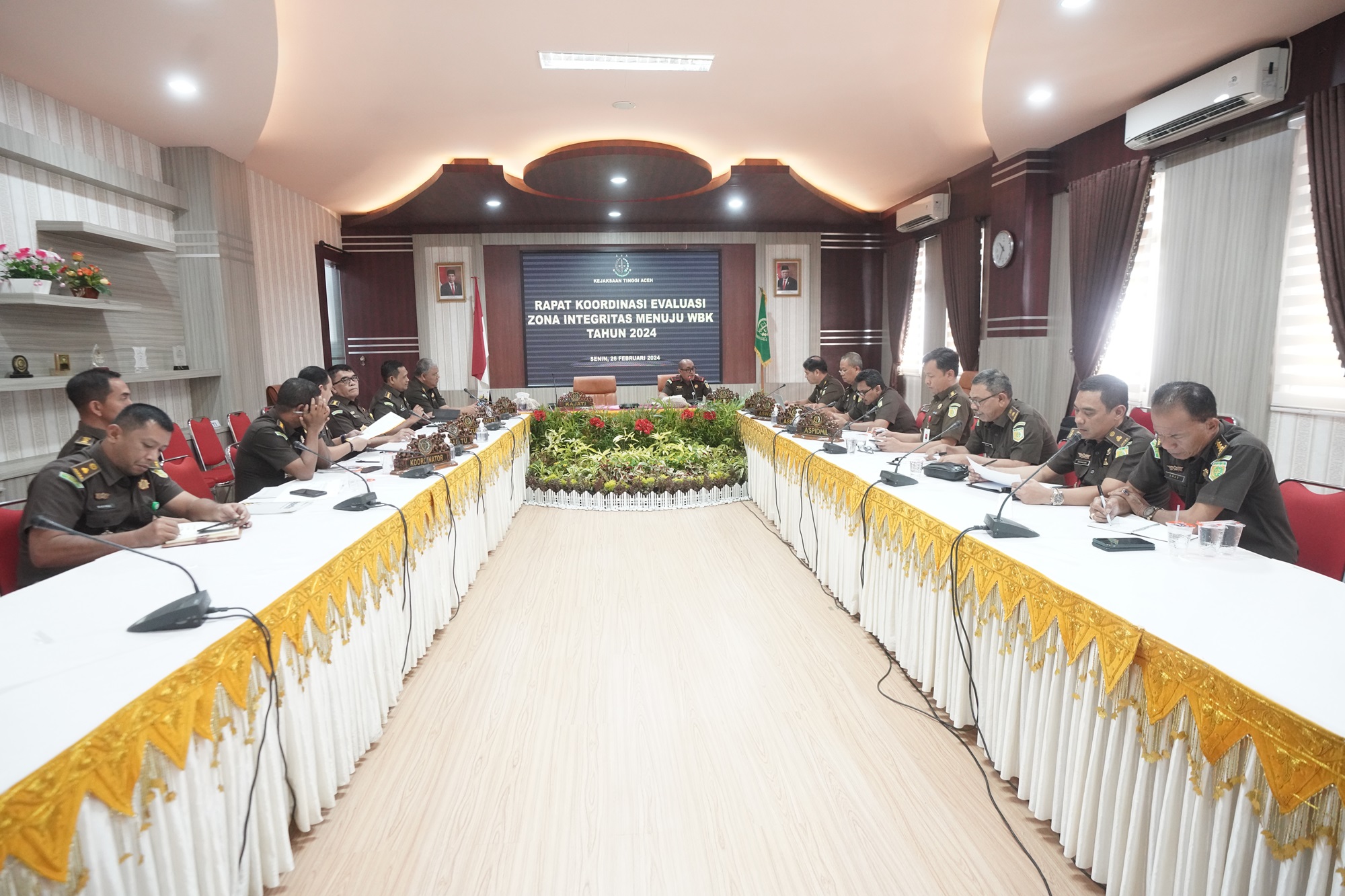 BANDA ACEH - Wakil Kepala Kejaksaan Tinggi Aceh Rudy Irmawan,S.H.,M.H., Memimpin Rapat Koordinasi evaluasi Zona Integritas menuju WBK Tahun 2024 bertempat di Aula Kejati Aceh