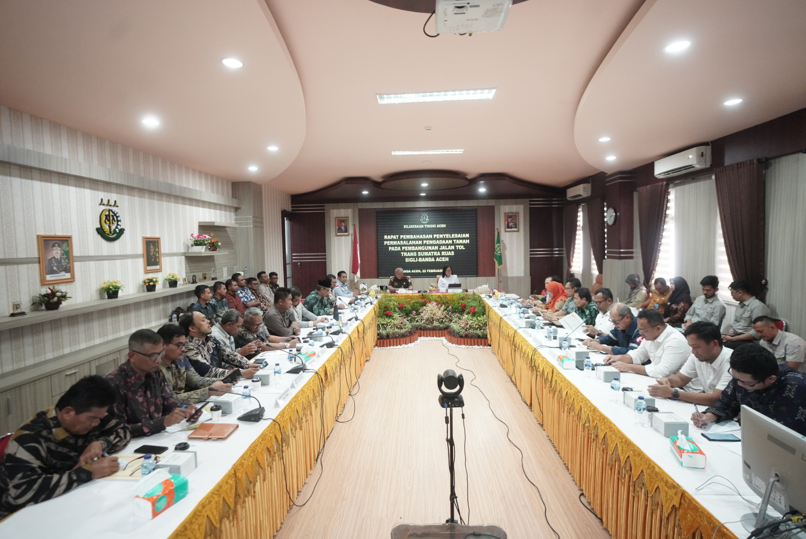 rapat penyelesaian permasalahan pengadaan tanah pada pembangunan jalan TOLTrans Sumatera Ruas Sigli-Banda Aceh