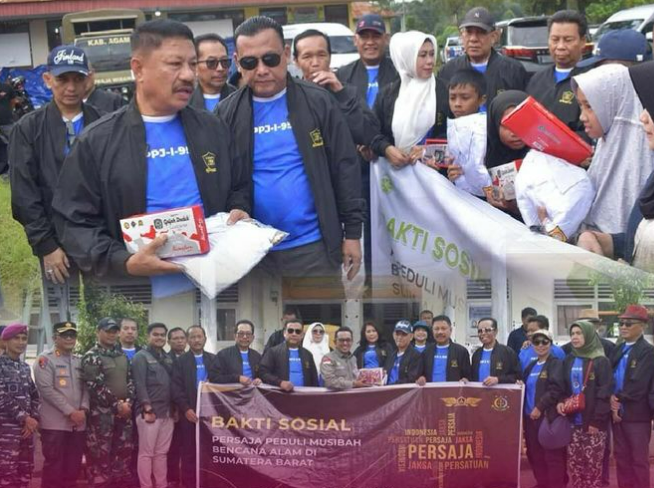 Penyerahan Bantuan kepada Korban Bencana di Kabupaten Agam dan Kabupaten Tanah Datar