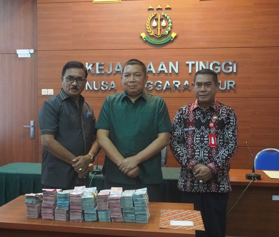 Kejaksaan Tinggi NTT menerima Pengembalian Keuangan Daerah Kota Kupang dari Pimpinan dan Anggota DPRD sebesar Rp. 670.500.000