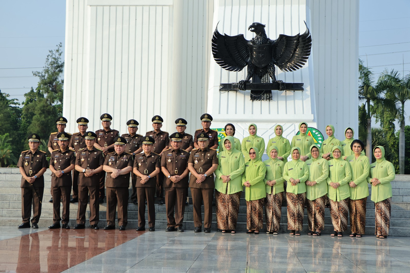 Dalam Rangka HBA ke-64 dan HUT IAD ke-24, Wakil Jaksa Agung Memimpin  Upacara Ziarah dan Tabur Bunga  di Taman Makam Pahlawan Kalibata