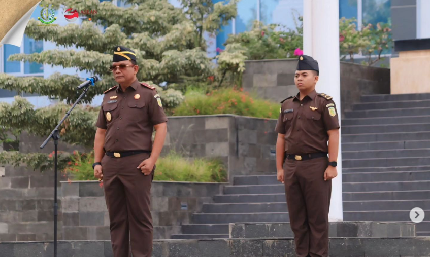 KAJATI SULTENG MENGGELAR APEL PAGI GABUNGAN DI LAPANGAN GRAHA PERUBAHAN KEJATI SULTENG