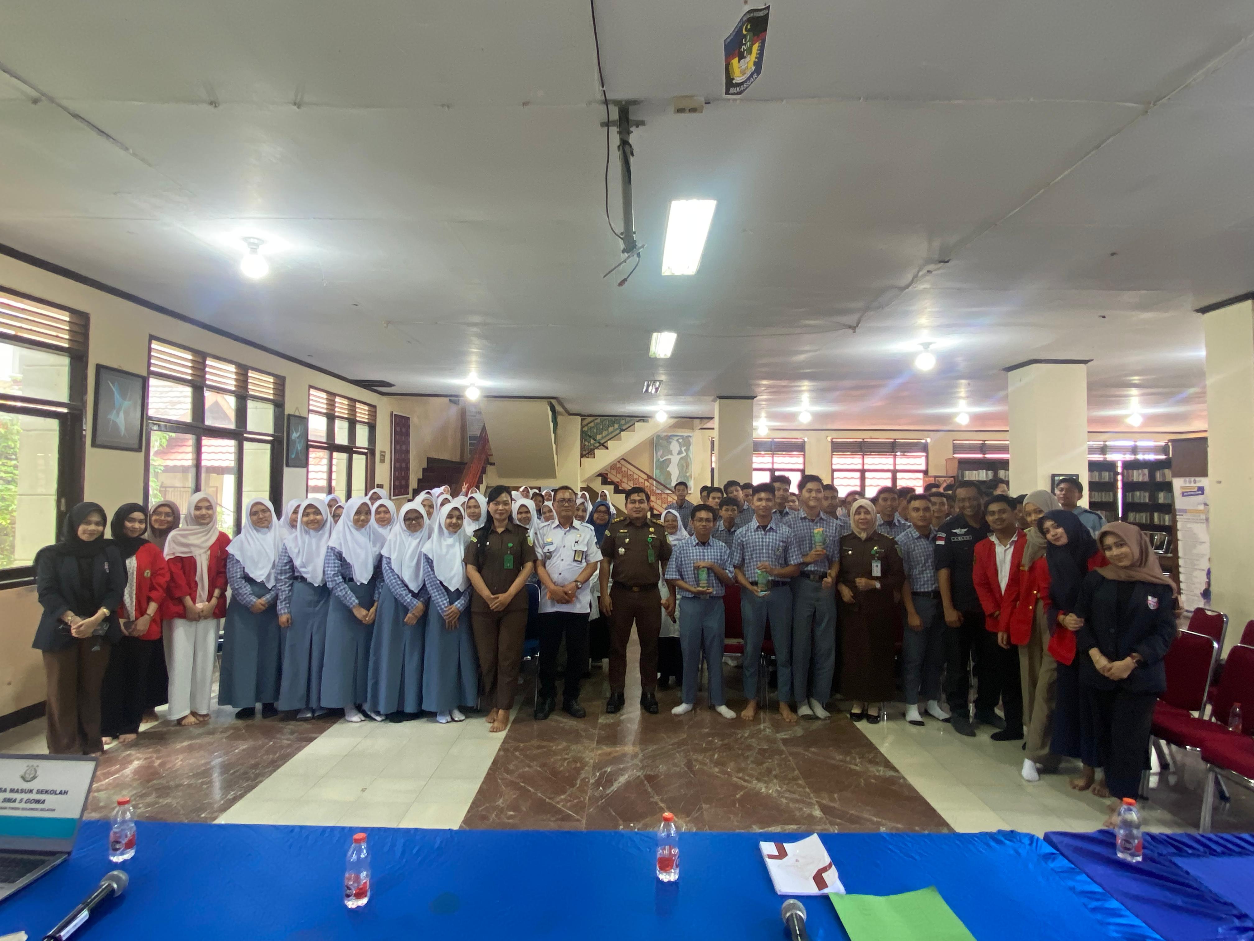 KASI PENKUM KEJATI SULSEL: MELAKUKAN KEGIATAN JAKSA MASUK SEKOLAH DI SMAN 5 GOWA MENYAMPAIKAN MATERI 