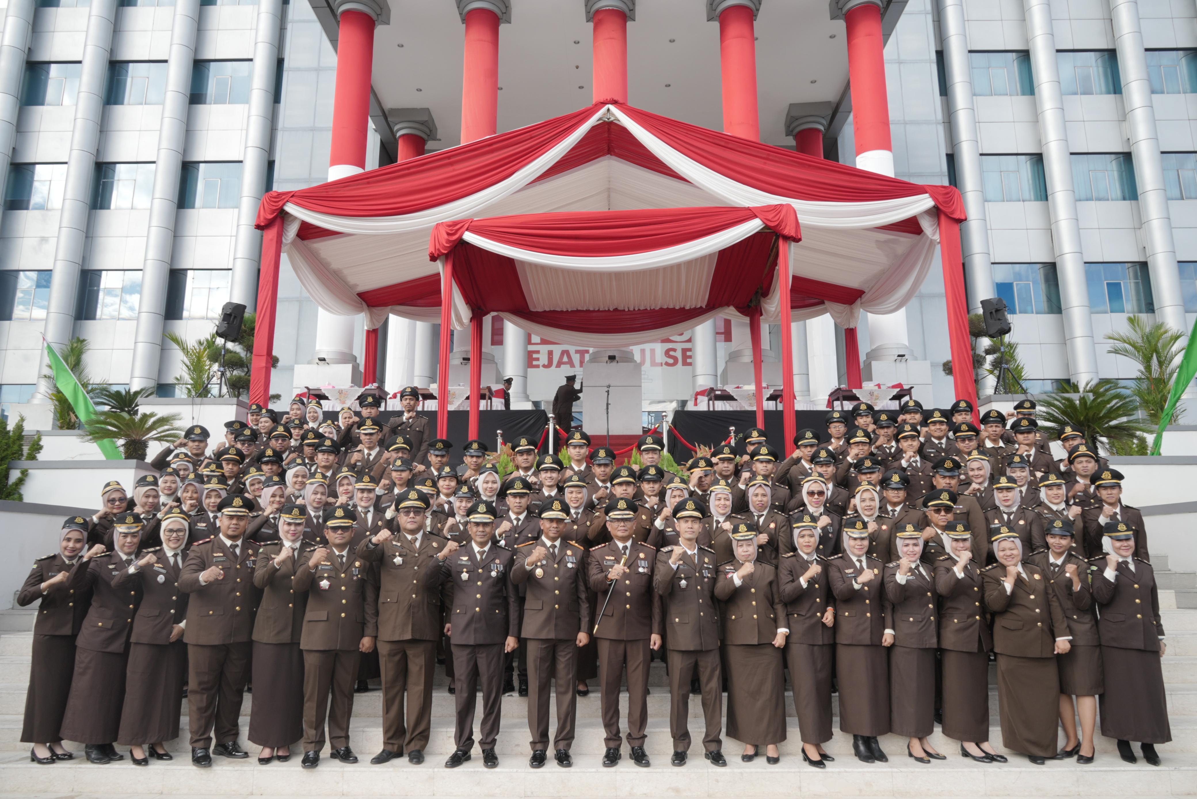 WAKAJATI SULSEL INSPEKTUR UPACARA PADA PERINGATAN HARI BHAKTI ADHYAKSA (HBA) KE-64 “Akselerasi Kejaksaan Untuk Mewujudkan Penegakan Hukum Modern Menuju Indonesia Emas”