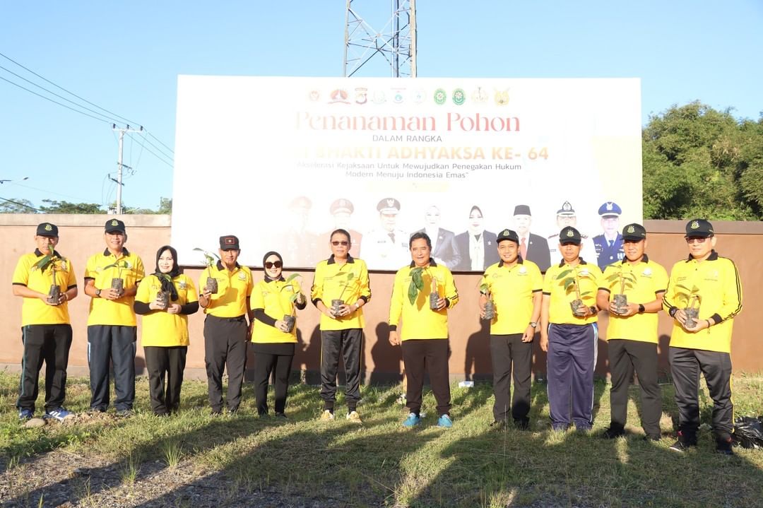 Penanaman Pohon Bertempat di Kompleks Rumah Dinas Kejaksaan Tinggi Sulawesi Barat