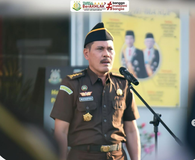 Asisten Intelijen Kejaksaan Tinggi Sumbar Mustaqpirin, SH., MH. menerima Apel Pagi Kejaksaan Tinggi Sumatera Barat