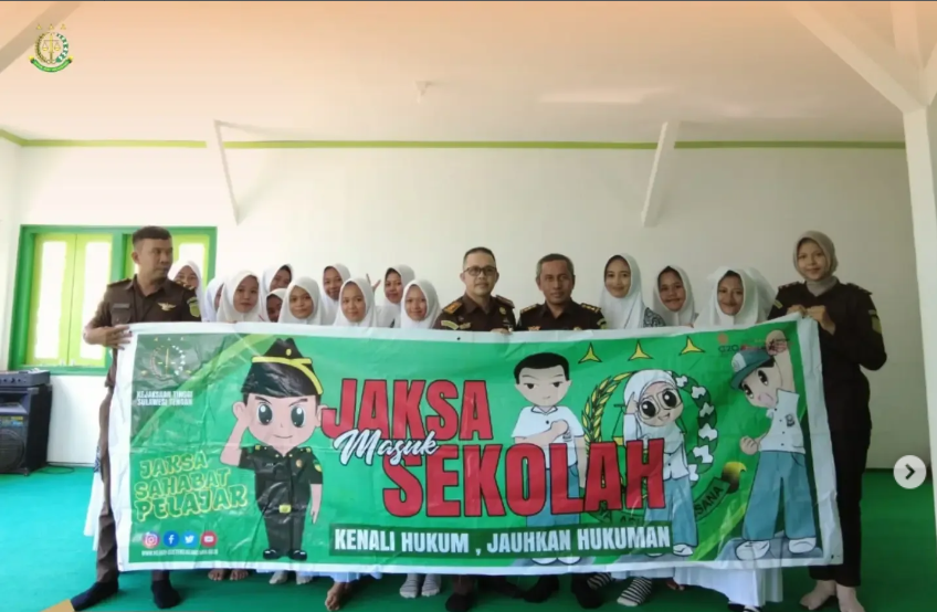 TIM PENKUM KEJATI SULTENG KEMBALI LAKUKAN EDUKASI HUKUM MELALUI PROGRAM JAKSA MASUK SEKOLAH