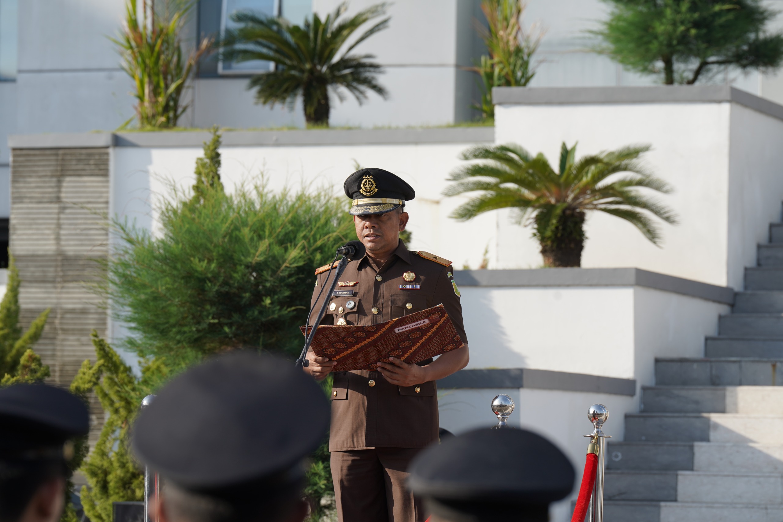 WAKAJATI SULSEL TEUKU RAHMAN INSPEKTUR UPACARA PERINGATAN HARI KESAKTIAN PANCASILA