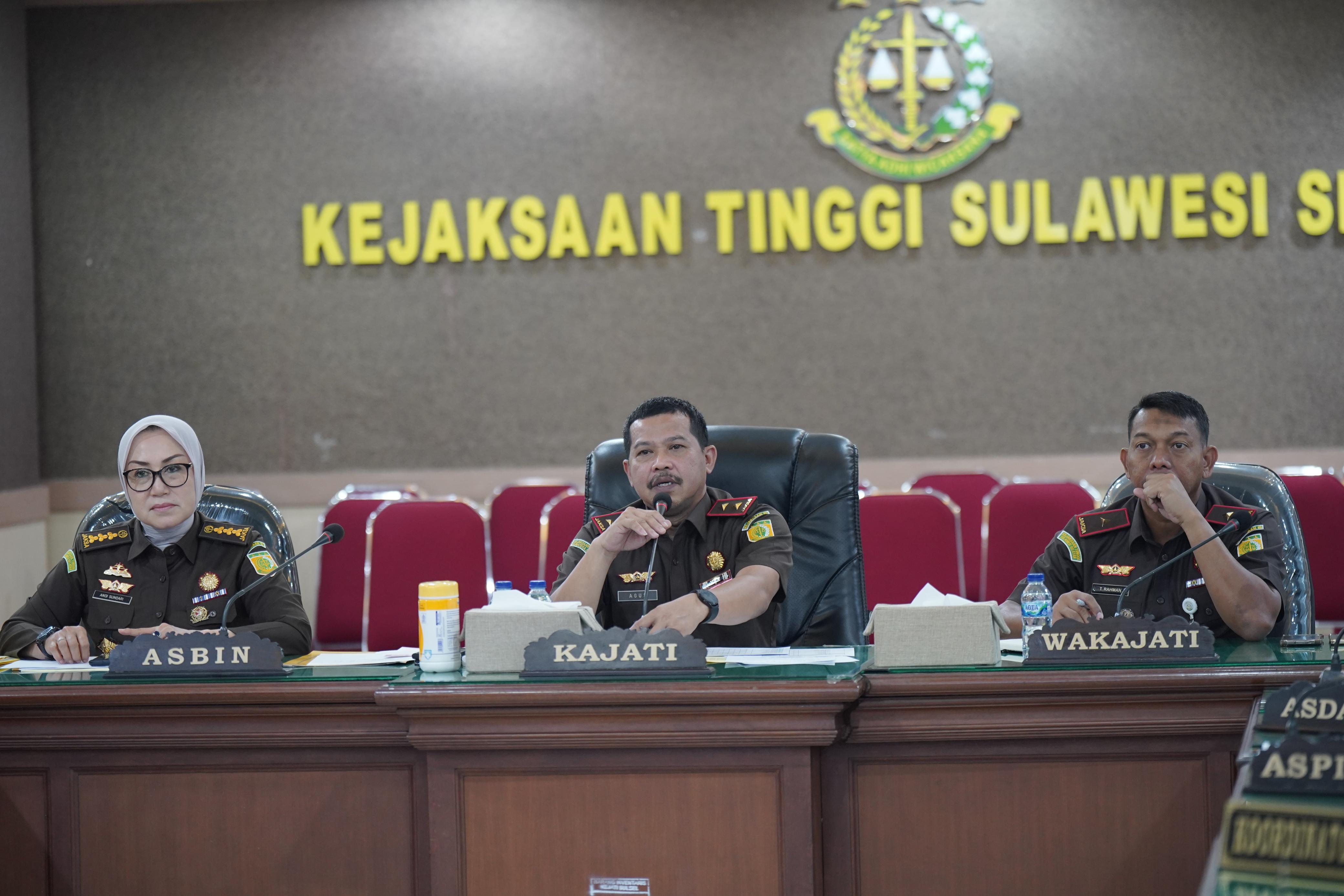 PIMPIN RAPAT EVALUASI TRIWULAN III, KAJATI SULSEL AGUS SALIM MINTA SELURUH JAJARAN JAGA CITRA POSITIF KEJAKSAAN