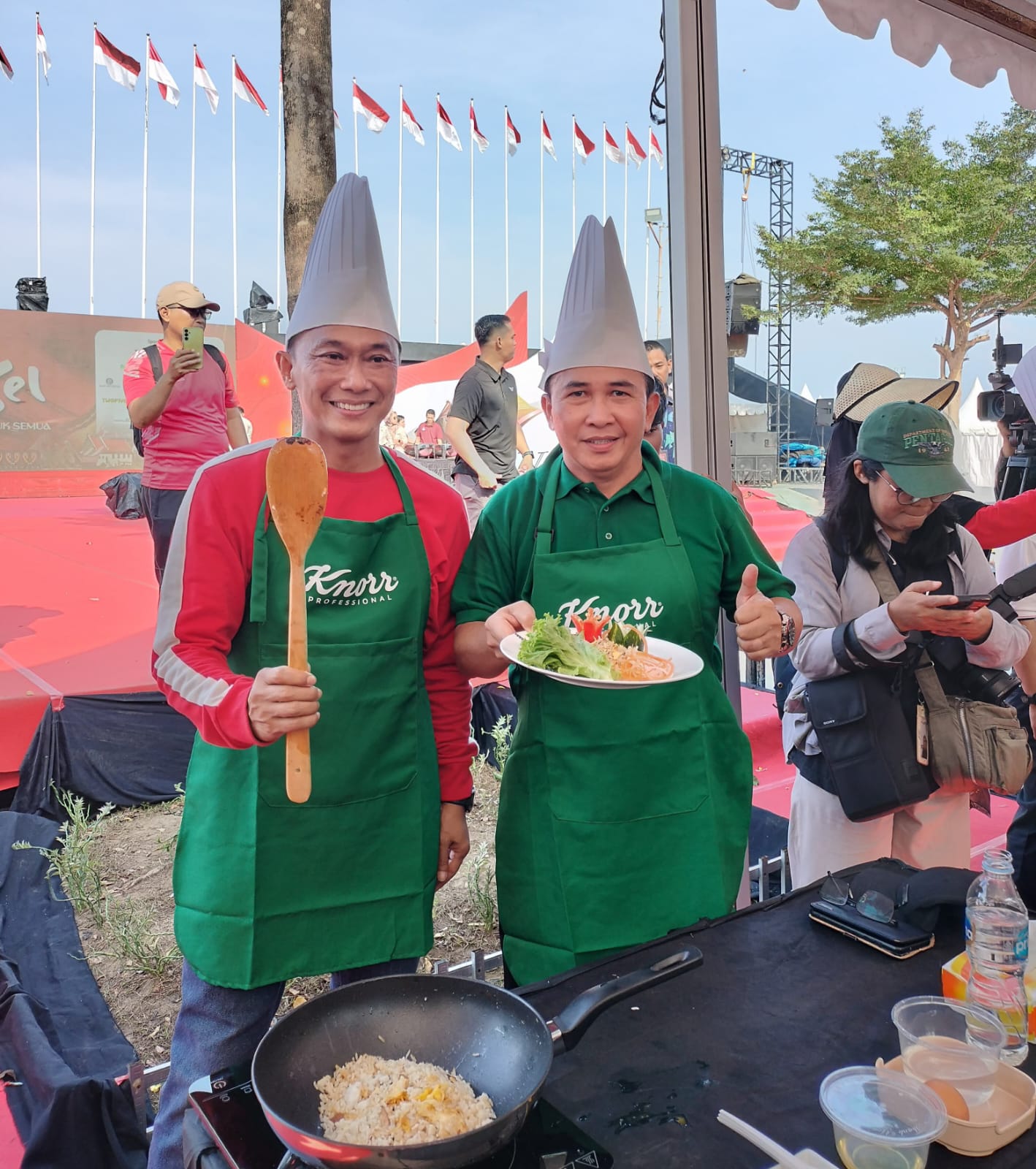 SAJIKAN MENU NASI GORENG BANDENG ADHYAKSA, ASPIDMIL KEJATI SULSEL JUARA LOMBA COOKING FUN HUT SULSEL KE-355 TAHUN