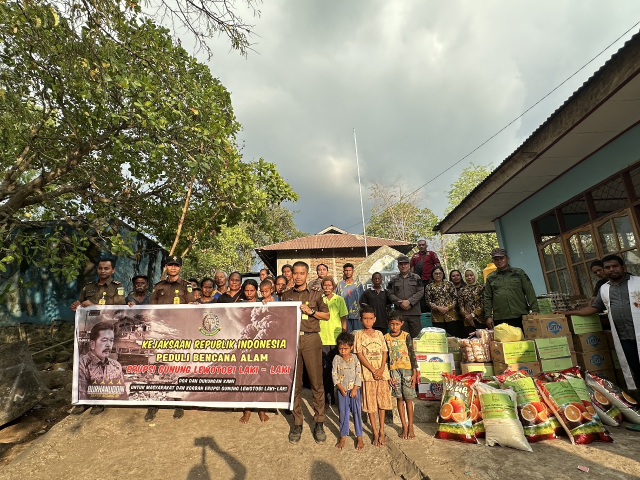 Kejaksaan RI Peduli Salurkan Bantuan Untuk Pengungsi Erupsi Gunung Lewatobi