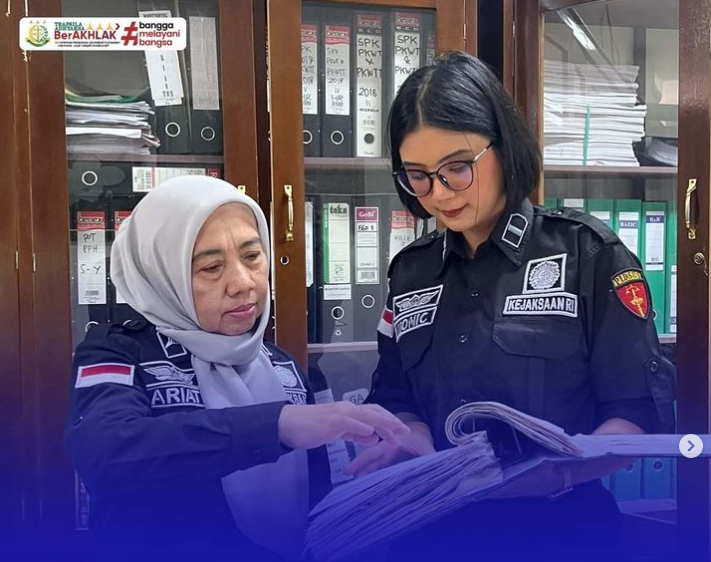 TIM PENYIDIK TINDAK PIDANA KHUSUS KEJAKSAAN TINGGI SULAWESI TENGAH MELAKUKAN PENGGELEDAHAN DI KANTOR PT SAWIT JAYA ABADI