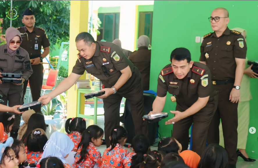 KAJATI SULTENG BAMBANG HARIYANTO DIDAMPINGI WAKAJATI MELAKUKAN PEMBAGIAN MAKANAN BERGIZI GRATIS UNTUK PARA MURID TK ADHYAKSA XXII