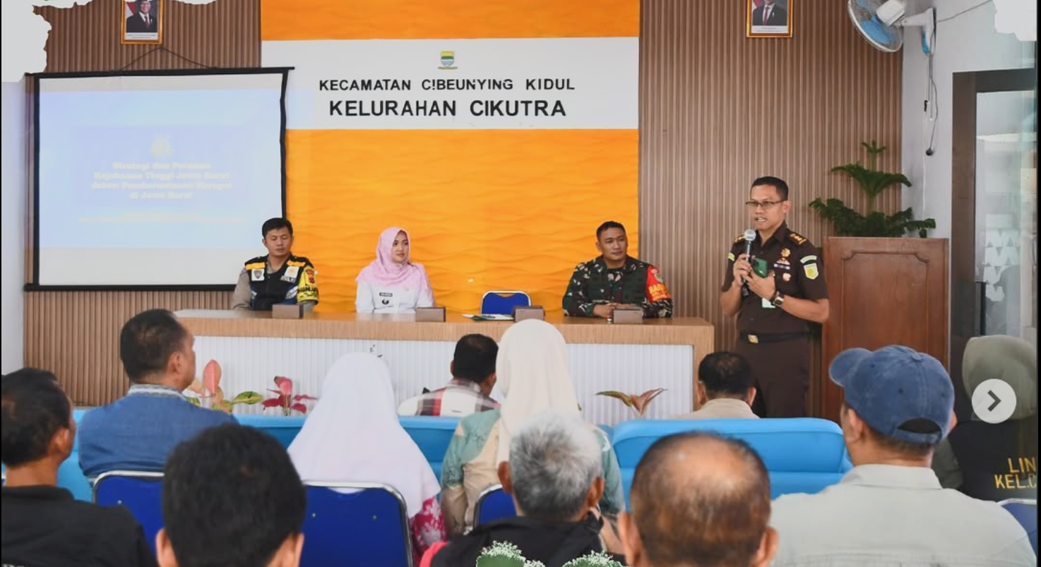 Kejati Jabar melaksanakan kegiatan Penerangan Hukum di kelurahan cikutra